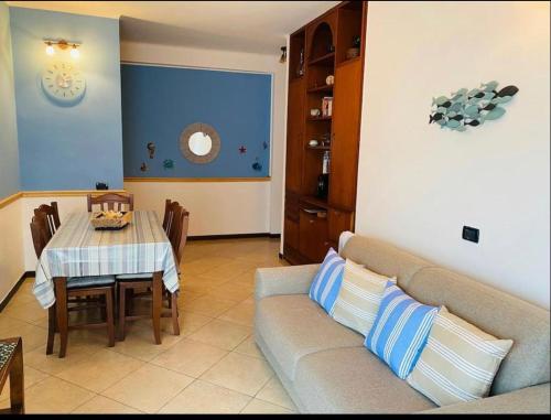 a living room with a couch and a table at Lovely Marinella in Marinella di Sarzana