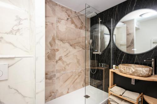 y baño con ducha y lavamanos. en Résidence Bellevue en Camaret-sur-Mer