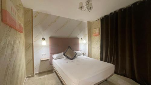małą sypialnię z białym łóżkiem w pokoju w obiekcie Apartamento Golf Beach w mieście Benalmádena