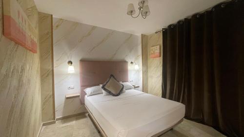 ベナルマデナにあるApartamento Golf Beachの小さなベッドルーム(白いベッド1台付)
