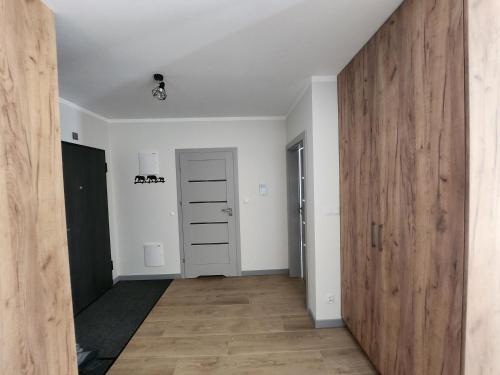an empty room with a hallway with a door at Dwa Jelonki, ul Ściegiennego, centrum, garaż, ogródek in Kielce