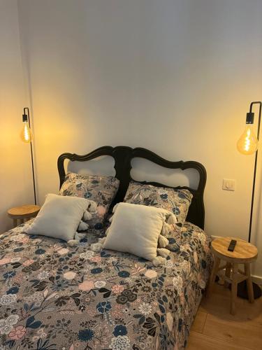 - une chambre avec un lit avec des oreillers et 2 lampes dans l'établissement Bord de mer + piscine, à Sausset-les-Pins