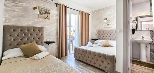 sypialnia z dużym łóżkiem i umywalką w obiekcie Hotel Boutique Andalucia w mieście Fuengirola