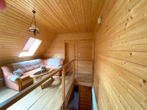 ein Zimmer mit einem Sofa in einer Holzhütte in der Unterkunft Zrub Kaška in Čadca