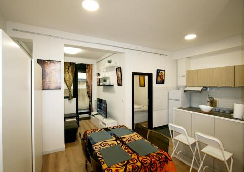 Cette petite chambre comprend un lit et une cuisine. dans l'établissement Klimt Business Grade All New Comfortable Apartment, à Belgrade