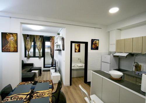 une chambre avec une cuisine et un salon dans l'établissement Klimt Business Grade All New Comfortable Apartment, à Belgrade