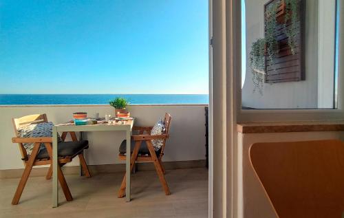 una mesa y sillas en una habitación con vistas al océano en Apart Great Sea View, en Alvor