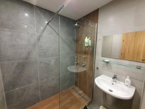 een badkamer met een douche en een wastafel bij Large studio with view in Borovets Gardens in Borovets