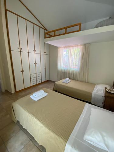 pokój hotelowy z 2 łóżkami i oknem w obiekcie sparton amfilohias παραθαλάσσιο εξοχικό Filoxenia w mieście Spárton