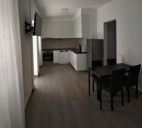a kitchen and dining room with a table and chairs at Casas da Cacilda II in Nazaré
