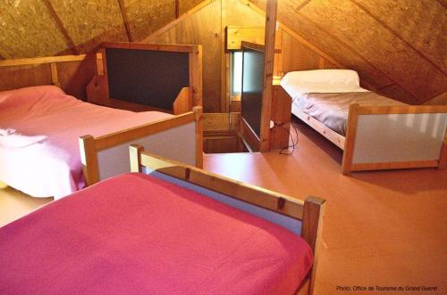 Zimmer mit 2 Etagenbetten in einer Hütte in der Unterkunft Chalet Park Jouillat 