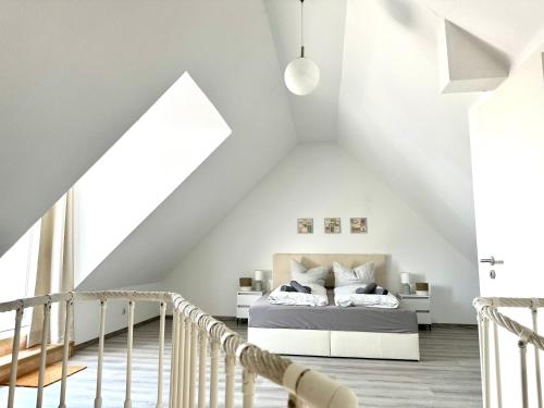 ein Schlafzimmer mit einem Bett im Dachgeschoss in der Unterkunft Apartment über den Dächern Hamelns in Hameln