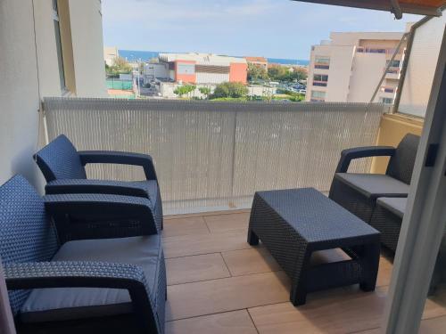 balcón con sillas y vistas a la ciudad en Studio Carnon bord de plage climatisé, en Carnon-Plage