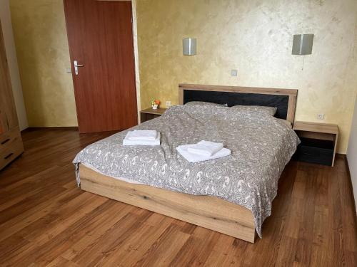 1 dormitorio con 1 cama con 2 toallas en EGGO APARTMENT - Oasis Beach Apartments Kamchia en Dolen Bliznak
