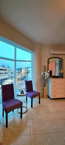 salon z 2 krzesłami i lustrem w obiekcie Mary's Apartment w mieście Kos