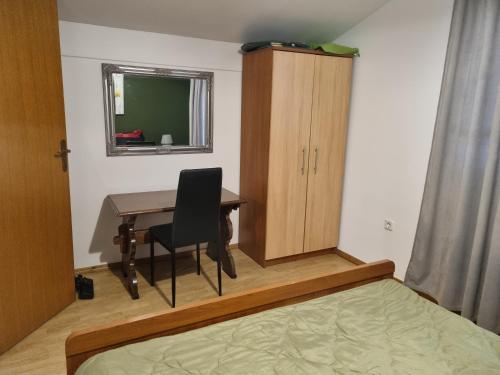 - une chambre avec un bureau, une chaise et une armoire dans l'établissement EMI 1 apartment, à Vir
