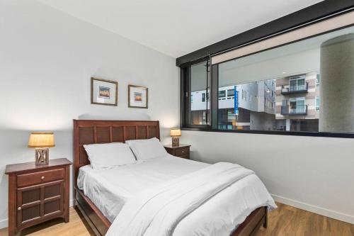 Katil atau katil-katil dalam bilik di Airy and Open Corner Loft - 92 Walkscore