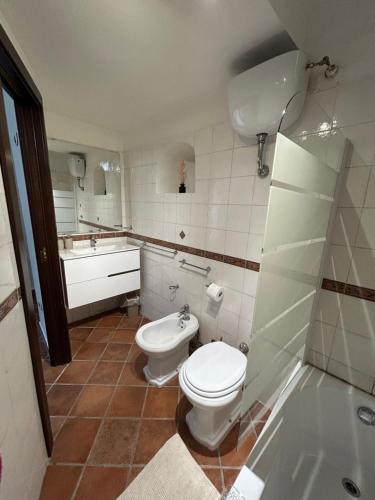 ein Badezimmer mit einem WC, einem Waschbecken und einer Badewanne in der Unterkunft Sun Garden Home in Somma Vesuviana
