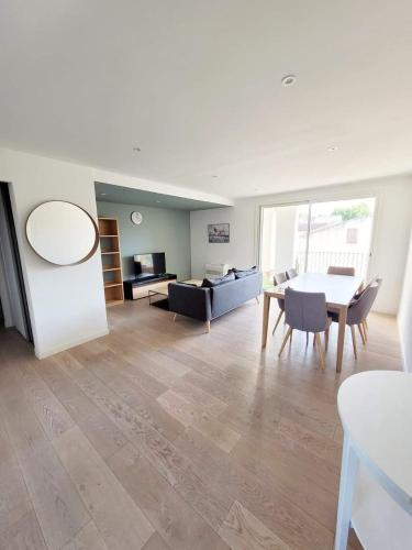 un salon avec une table et un canapé dans l'établissement Appartement coeur Saint Remy de Provence, à Saint-Rémy-de-Provence