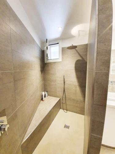 une salle de bain avec douche et lavabo dans l'établissement Appartement coeur Saint Remy de Provence, à Saint-Rémy-de-Provence