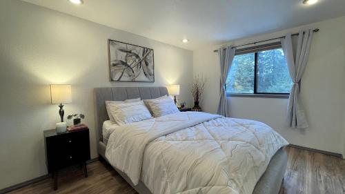 um quarto com uma cama grande e uma janela em Spacious, Cheerful, Modern Home 5 BR, 3BA, 2KIT em Shoreline