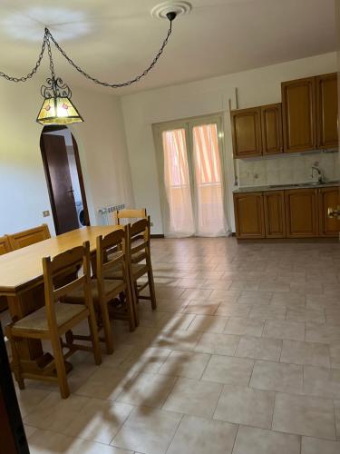 een keuken met een tafel en stoelen in een kamer bij Maison De Plage in Sabaudia