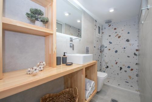ein Bad mit einem Waschbecken und einer Dusche in der Unterkunft Casa D' Amore in Zakynthos