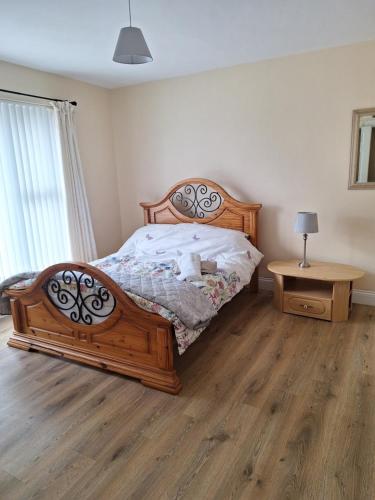 1 dormitorio con cama de madera y suelo de madera en Radharc an tSléibhe - Mountain View - Eircode F92R2R8, en Letterkenny