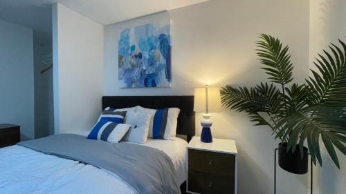 Una cama o camas en una habitación de Remodeled, Spacious, Modern Retreat 5 BR, 3BA, 2KIT
