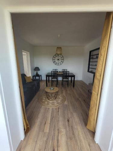 un salon avec un canapé et une table dans l'établissement Gîte Tomasini, à Monacia-dʼAullène