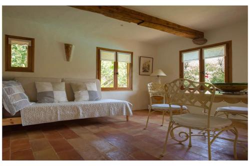 une chambre avec un lit, une table et des chaises dans l'établissement Les Lauriers Roses Palombaggia Porto-Vecchio, à Porto-Vecchio