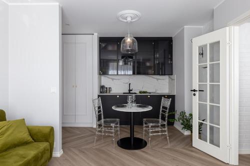 een keuken en een woonkamer met een tafel en stoelen bij Fresh unit, high quality design. in Tallinn