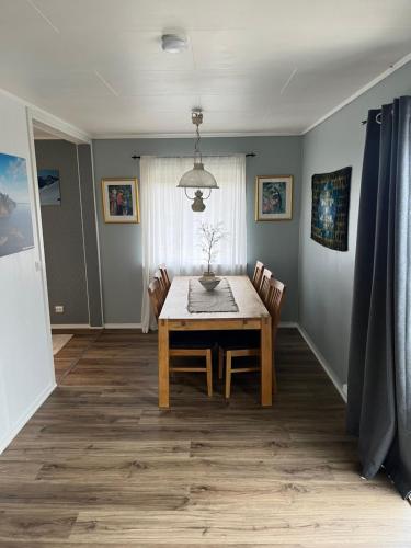 a dining room with a table and chairs at Hus sentralt i Lofoten in Leknes