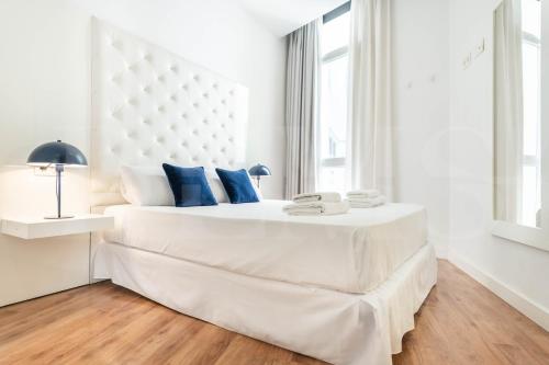 Posteľ alebo postele v izbe v ubytovaní Spacious apartment by Picasso Museum by REMS