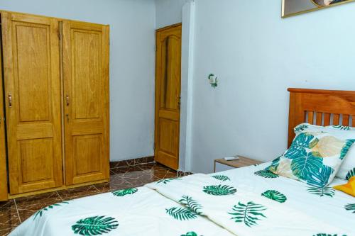 Un ou plusieurs lits dans un hébergement de l'établissement NAIVELI-PALM Appartement meublé sobre et chic