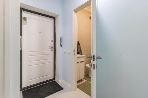 een badkamer met een witte deur en een toilet bij Korkem 4-313 Триумфальная Арка in Taldykolʼ