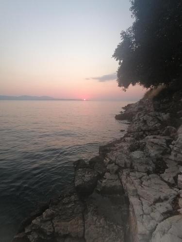 a view of the ocean from a rocky shore at sparton amfilohias παραθαλάσσιο εξοχικό Filoxenia in Spárton