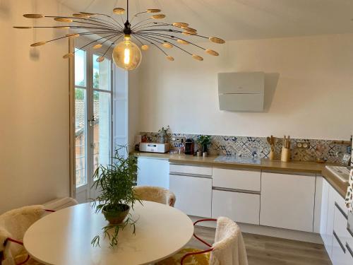 - une cuisine avec une table et un canapé dans l'établissement Coural' Chic, à Narbonne