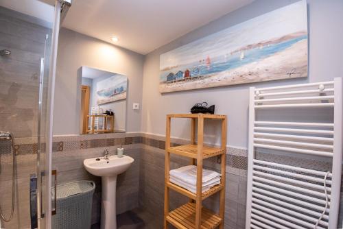 y baño con lavabo y ducha. en Cerezal 3, Loft en plena naturaleza, en Llanes