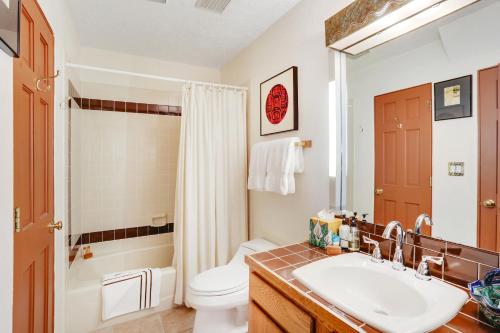 La salle de bains est pourvue d'un lavabo et de toilettes. dans l'établissement Sunlit Hills Art and Views, 3 Bedrooms, Sleeps 6, Hot Tub, Volleyball, WiFi, à Santa Fe