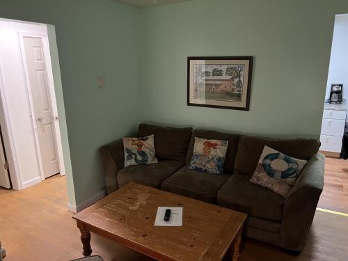 Χώρος καθιστικού στο Boat House Ground Floor #2 - 1 BR WaterFront, Wifi apts