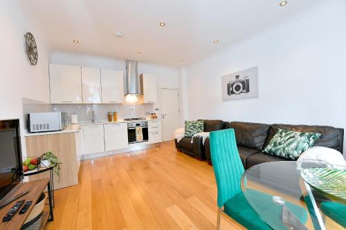 a living room with a couch and a kitchen at Hendon Escape Luxury Apartment with En-suite Bath in Hendon
