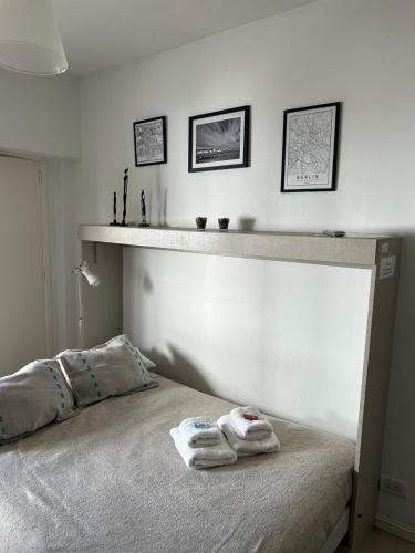 een slaapkamer met een bed met twee handdoeken erop bij Estudio Mar in Mar del Plata
