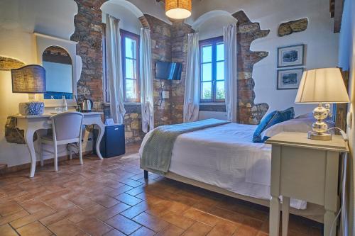 1 dormitorio con 1 cama y escritorio en una habitación en Podere Gli Olmi, en Cecina