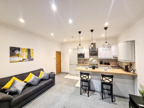 Dapur atau dapur kecil di Stunning 2 Bed 2 Bath Luxury London Apartment!