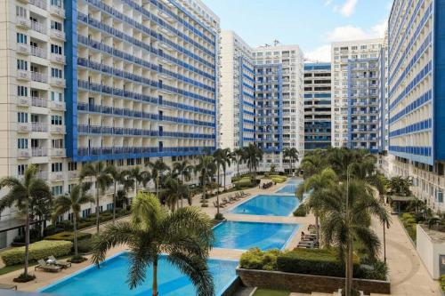 z góry widok na ośrodek z palmami i budynkami w obiekcie Sea Residences - Classy Unit Near Mall of Asia, Arena, Ayala, Ikea, Okada, SMX, PITX, Airport w mieście Manila