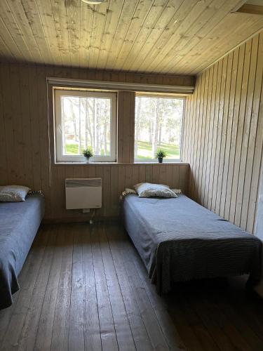- une chambre avec 2 lits et 2 fenêtres dans l'établissement Türisalu puhkemaja, à Türisalu