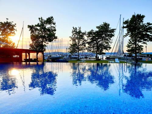 Bazén v ubytování BL LAKESIDE APARTMAN nebo v jeho okolí