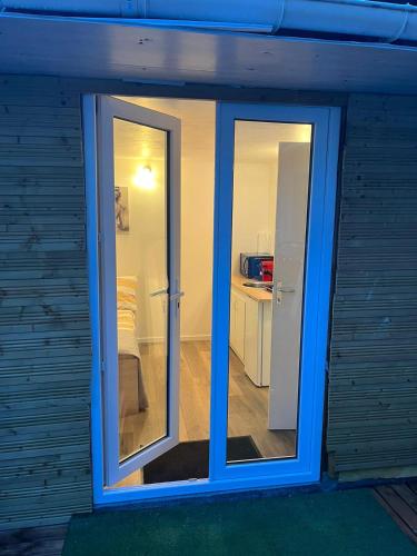 d'une chambre avec une porte coulissante en verre. dans l'établissement Abrilove, à Castres