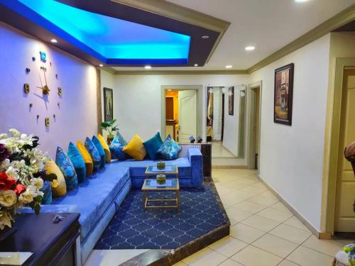 niebieską kanapę w salonie z niebieskim sufitem w obiekcie Appartement Meublé Quartier Hassan Rabat w mieście Rabat